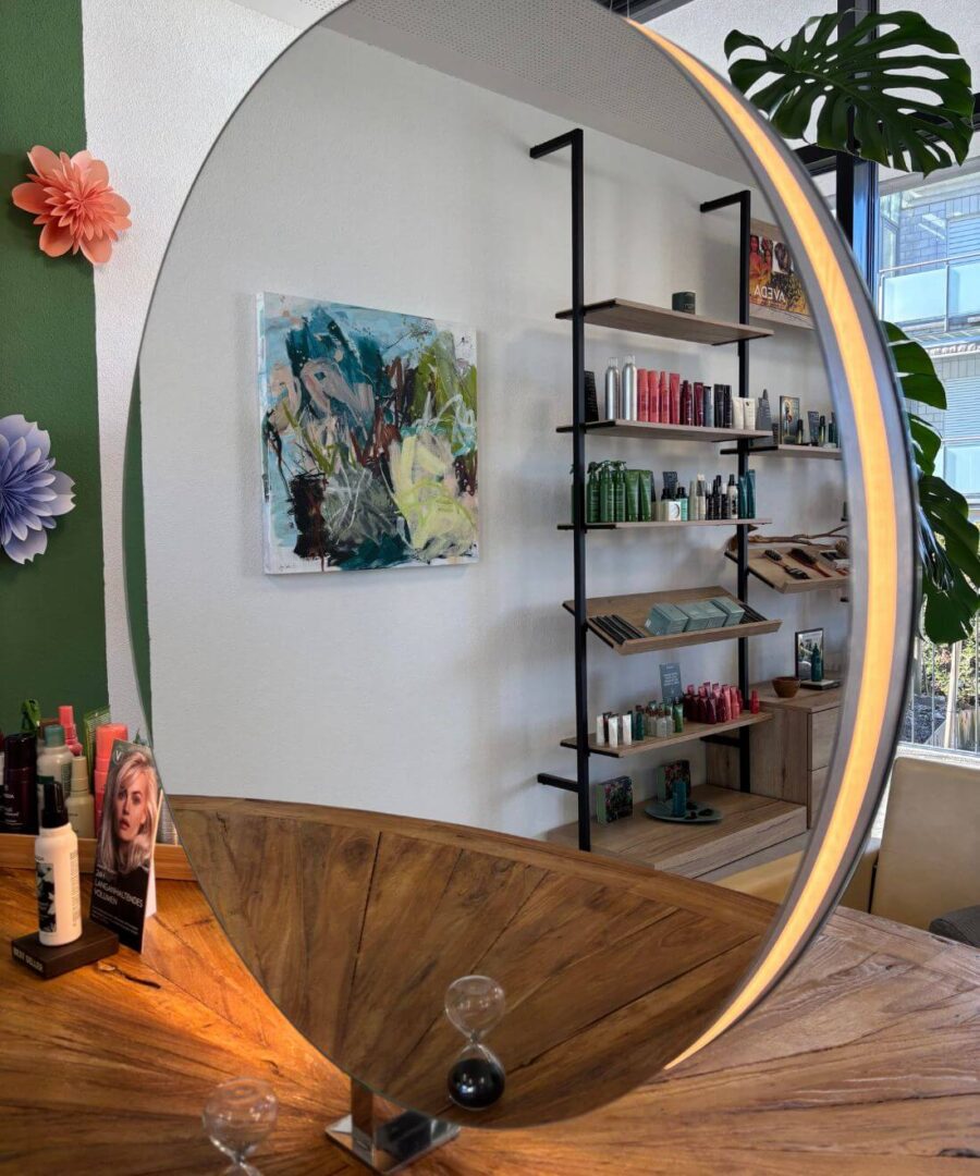 Bild Capriolen an der Wand, sichtbar im Spiegel